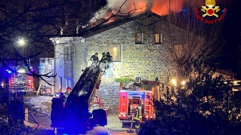 A fuoco il tetto di un agriturismo a Montepetra di Sogliano VIDEO A fuoco il tetto di un agriturismo a Montepetra di Sogliano VIDEO