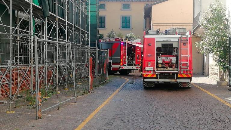 Cervia, brucia un autobus carico di studenti. L’autista li fa scendere e spegne le fiamme Cervia, brucia un autobus carico di studenti. L’autista li fa scendere e spegne le fiamme