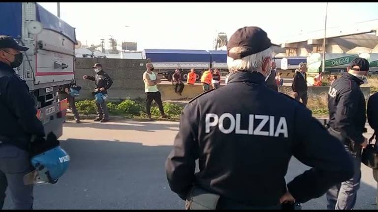 Ravenna. Porto bloccato dai no green pass, sgomberi della polizia Ravenna. Porto bloccato dai no green pass, sgomberi della polizia