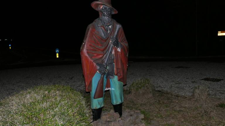 Faenza, vandalizzata la statua del Passatore: Fu uno stupratore e viene celebrato Faenza, vandalizzata la statua del Passatore: Fu uno stupratore e viene celebrato
