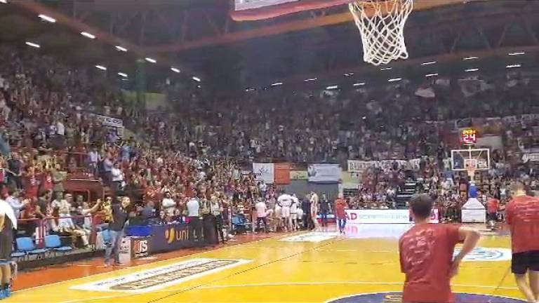 Forlì città del basket: la bolgia dei tifosi dell'Unieuro VIDEO Forlì città del basket: la bolgia dei tifosi dell'Unieuro VIDEO
