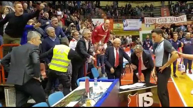 Basket A2, a Forlì pubblico e dirigenti inferociti con gli arbitri VIDEO Basket A2, a Forlì pubblico e dirigenti inferociti con gli arbitri VIDEO