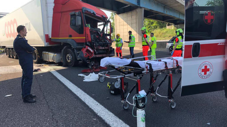 Cesena, incidente tra tir in autostrada. Un ferito all'ospedale e code Cesena, incidente tra tir in autostrada. Un ferito all'ospedale e code