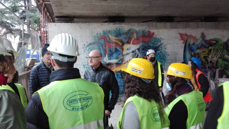 Cesena, studenti a lezione nel cantiere del viadotto Kennedy Cesena, studenti a lezione nel cantiere del viadotto Kennedy