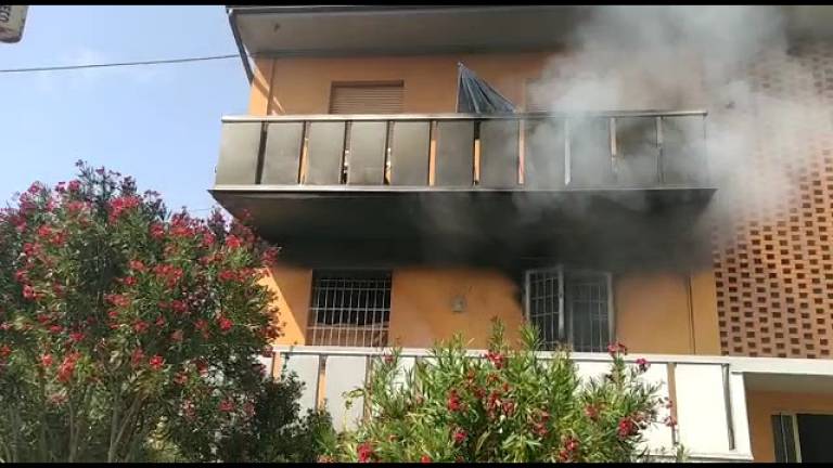 Forlimpopoli. Incendio in palazzina, donna e bambino in ospedale VIDEO Forlimpopoli. Incendio in palazzina, donna e bambino in ospedale VIDEO