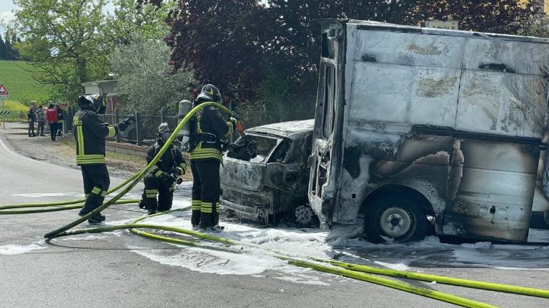 Savignano, incendio dopo l'incidente tra Punto e furgone Savignano, incendio dopo l'incidente tra Punto e furgone