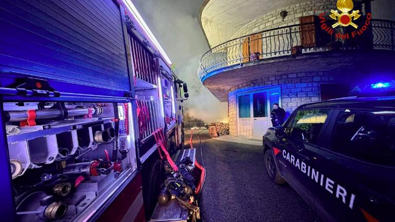 Castel del Rio, incendio nel garage di un’abitazione: una donna trasportata in ospedale