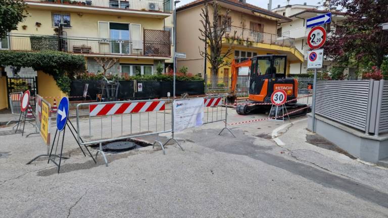 Riccione viale San Lorenzo, traffico interrotto fino alle 16 per la rottura di una condotta idrica Riccione viale San Lorenzo, traffico interrotto fino alle 16 per la rottura di una condotta idrica