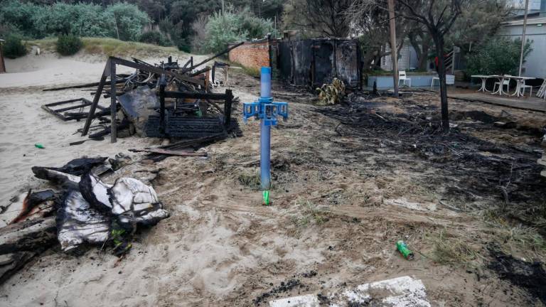 Ravenna, incendio doloso all’alba in spiaggia a Punta Marina. Bruciati tavoli e recinzione del Bbk. Danni alla cella frigorifera piena di champagne