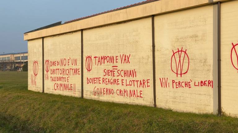 Cesena, i no vax imbrattano di scritte anche il cimitero di Pievesestina Cesena, i no vax imbrattano di scritte anche il cimitero di Pievesestina