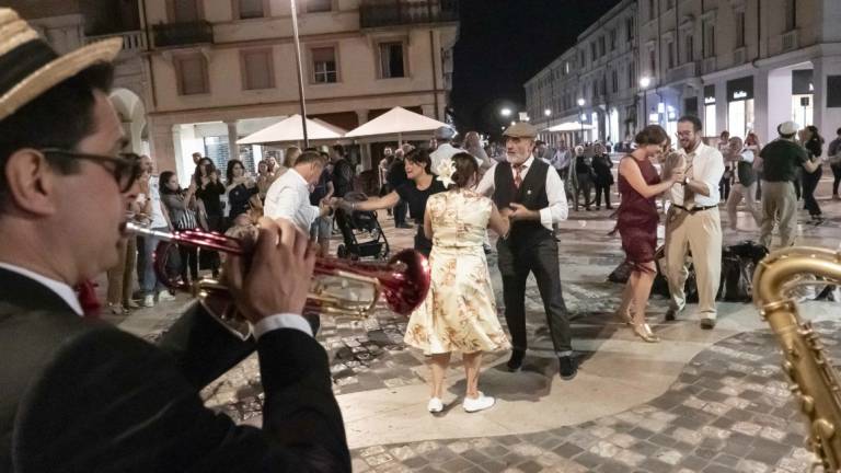 Rimini capitale della cultura 2026: folla in centro per la festa come a Capodanno. Missiroli racconta i suoni di “Rémni” Rimini capitale della cultura 2026: folla in centro per la festa come a Capodanno. Missiroli racconta i suoni di “Rémni”