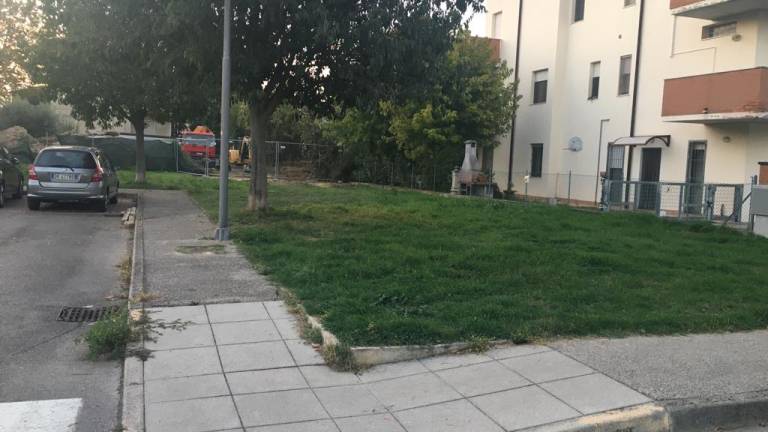 Forlì. Via un'area verde per una strada, in via Briganti protestano i residenti Forlì. Via un'area verde per una strada, in via Briganti protestano i residenti