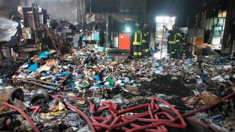 Ravenna, in fiamme il magazzino della tipografia alle Bassette - Gallery Ravenna, in fiamme il magazzino della tipografia alle Bassette - Gallery