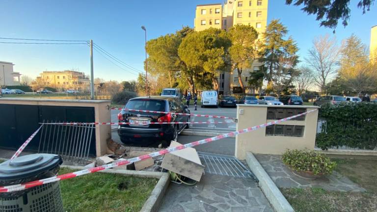 Cesena: pedone schiacciato contro una cancellata Cesena: pedone schiacciato contro una cancellata