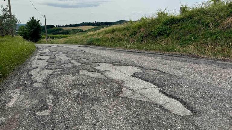 L’asfalto rovinatissimo in un tratto di via Settecrociari L’asfalto rovinatissimo in un tratto di via Settecrociari