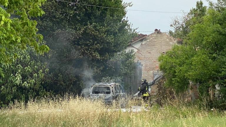 Cesena, la domestica: Un 81enne mi ha offerto soldi per bruciare l'auto della sua badante Cesena, la domestica: Un 81enne mi ha offerto soldi per bruciare l'auto della sua badante