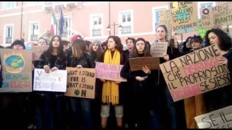In Romagna ragazzi in piazza come Greta per salvare il Pianeta - FOTO E VIDEO In Romagna ragazzi in piazza come Greta per salvare il Pianeta - FOTO E VIDEO