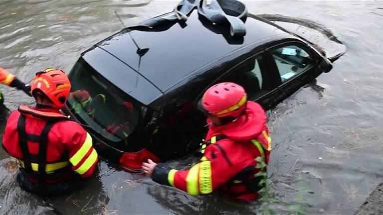 Forlì, due auto sommerse nel sottopasso di via Edison: i conducenti scappano e si mettono in salvo - Video e Gallery Forlì, due auto sommerse nel sottopasso di via Edison: i conducenti scappano e si mettono in salvo - Video e Gallery