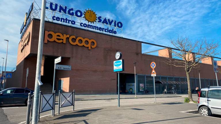 Cesena: giovane mendicante presa a pugni davanti al centro commerciale Cesena: giovane mendicante presa a pugni davanti al centro commerciale