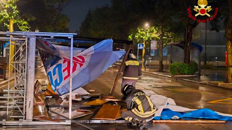 Cesenatico, il vento fa crollare la tribuna della Nove Colli, intervengono i Vigili del Fuoco Cesenatico, il vento fa crollare la tribuna della Nove Colli, intervengono i Vigili del Fuoco