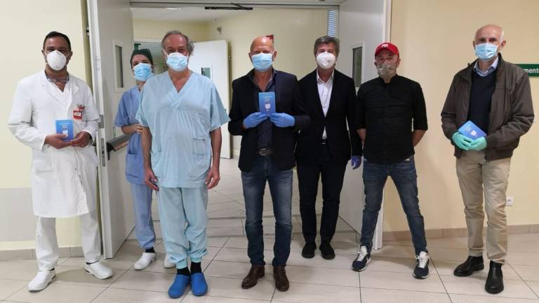 Il primario: «Senza mascherina? Mi verrebbe da prenderli a sberle» Il primario: «Senza mascherina? Mi verrebbe da prenderli a sberle»