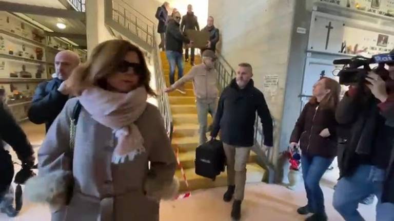 Caso Golinucci e indagini per omicidio dopo 30 anni: riesumata al cimitero di Cesena la salma di Chiara Bolognesi - VIDEO Caso Golinucci e indagini per omicidio dopo 30 anni: riesumata al cimitero di Cesena la salma di Chiara Bolognesi - VIDEO