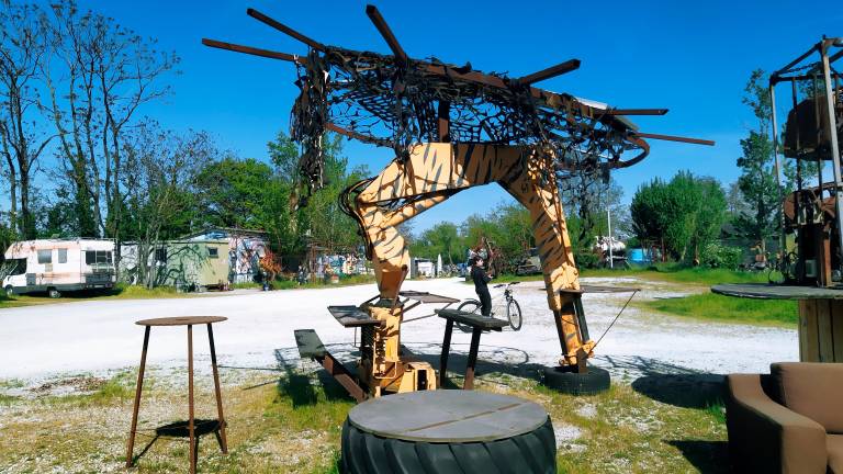 Una delle opere esposte nell’area di Santarcangelo Una delle opere esposte nell’area di Santarcangelo