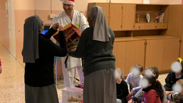Massa Lombarda, dal karate doni e dolci per i bambini della comunità Massa Lombarda, dal karate doni e dolci per i bambini della comunità