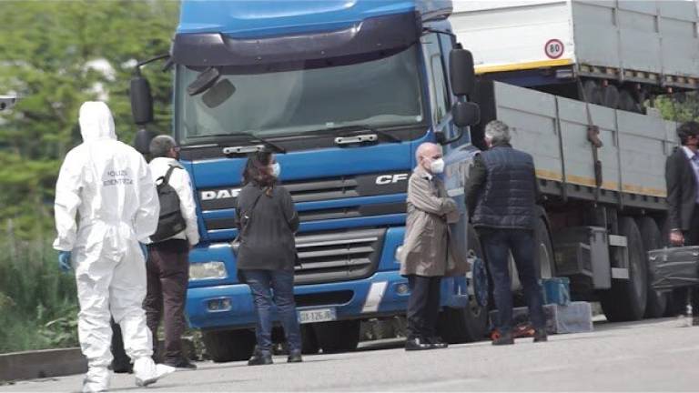 Ravenna, camionista trovato morto nel Tir: suicidio o giallo? VIDEO Ravenna, camionista trovato morto nel Tir: suicidio o giallo? VIDEO