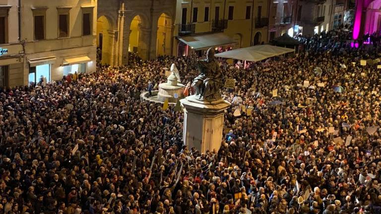 Rimini, migliaia di sardine in piazza Rimini, migliaia di sardine in piazza