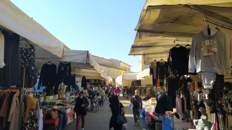Faenza, progetto per valorizzare il mercato degli ambulanti Faenza, progetto per valorizzare il mercato degli ambulanti