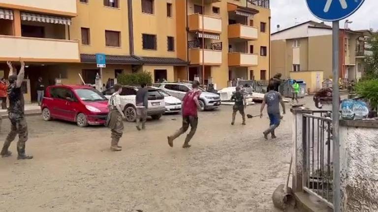 Alluvione in Romagna: la partita di calcio di Cesena con gli stivali nel fango VIDEO Alluvione in Romagna: la partita di calcio di Cesena con gli stivali nel fango VIDEO
