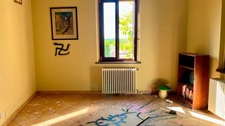 Cattolica, vandali devastano la sede Anpi - Gallery Cattolica, vandali devastano la sede Anpi - Gallery