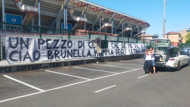 Calcio C, l'omaggio del Cesena a Brunella Ortolani: Sua la tessera numero 1: da lassù tiferà per il suo Cavalluccio VIDEO Calcio C, l'omaggio del Cesena a Brunella Ortolani: Sua la tessera numero 1: da lassù tiferà per il suo Cavalluccio VIDEO
