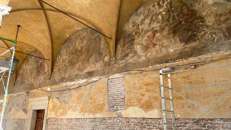 Forlì. Chiostro di San Mercuriale: ripulito il pozzo e recuperate le figure delle lunette Forlì. Chiostro di San Mercuriale: ripulito il pozzo e recuperate le figure delle lunette