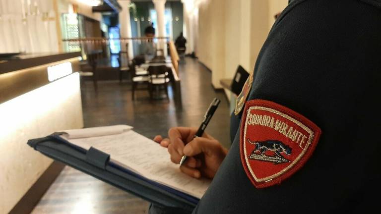 Cesena, rubano vestiti e offendono i poliziotti: doppio arresto per rapina Cesena, rubano vestiti e offendono i poliziotti: doppio arresto per rapina