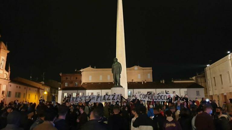Lugo, in piazza oltre le 22 per protestare contro il coprifuoco Lugo, in piazza oltre le 22 per protestare contro il coprifuoco