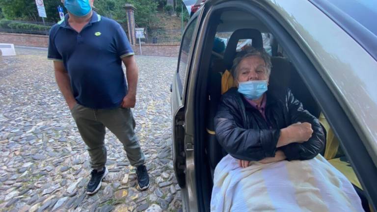 Due famiglie per protesta dormono davanti al Comune di Cesena Due famiglie per protesta dormono davanti al Comune di Cesena