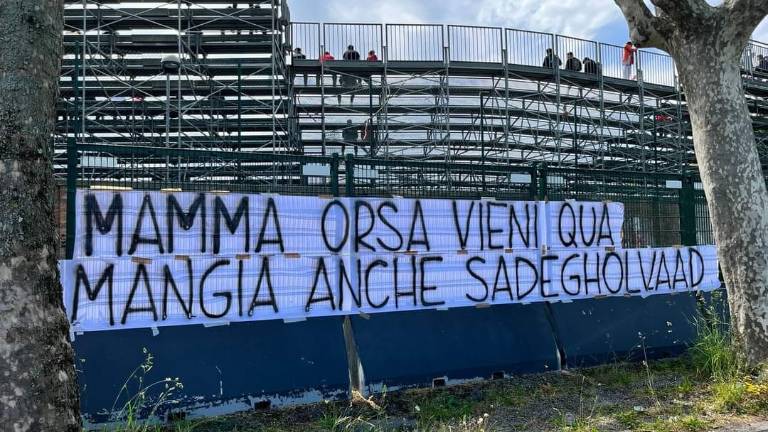 Calcio C, Mamma orsa, mangia il sindaco: lo striscione allo stadio di Rimini. La replica: Miseria umana Calcio C, Mamma orsa, mangia il sindaco: lo striscione allo stadio di Rimini. La replica: Miseria umana
