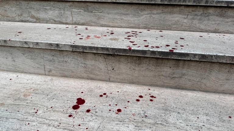 Chiazze di sangue sui gradini d’accesso al palazzo Chiazze di sangue sui gradini d’accesso al palazzo