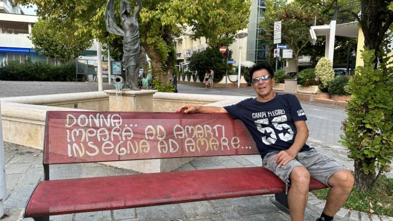 Bennato, la panchina contro la violenza e le signore di Igea Marina che boffonchiano: Voi maschi? Tempo sprecato Bennato, la panchina contro la violenza e le signore di Igea Marina che boffonchiano: Voi maschi? Tempo sprecato