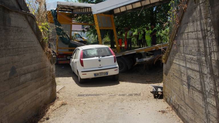 Cotignola, tir sbanda in autostrada, precipita e urta un'auto in transito nel sottopasso Cotignola, tir sbanda in autostrada, precipita e urta un'auto in transito nel sottopasso