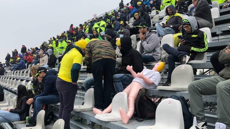 MotoGp, dai tatuaggi alla bambola gonfiabile: tutti i colori del tifo di Rossi a Misano - Gallery MotoGp, dai tatuaggi alla bambola gonfiabile: tutti i colori del tifo di Rossi a Misano - Gallery