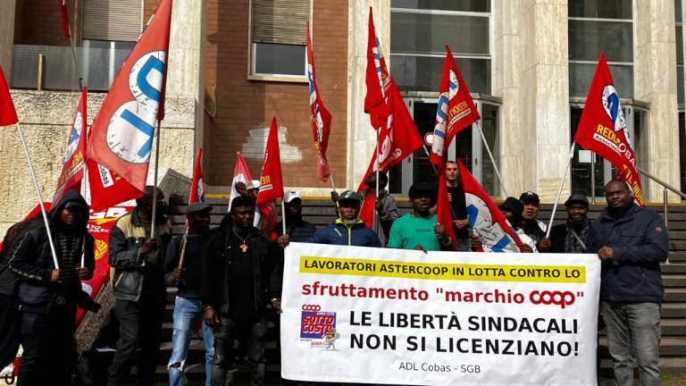 Sindacati in protesta davanti al Tribunale per i licenziamenti a Pievesestina di Cesena Sindacati in protesta davanti al Tribunale per i licenziamenti a Pievesestina di Cesena