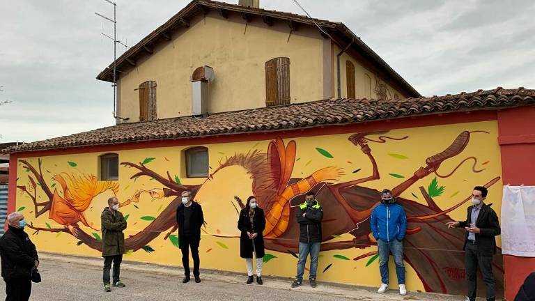 Cesenatico, inaugurato murale sul confronto tra giovani e anziani Cesenatico, inaugurato murale sul confronto tra giovani e anziani