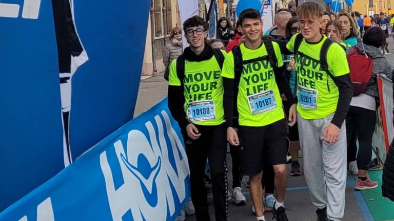 Tommaso alla maratona di Ravenna con i compagni di classe nonostante il tumore al ginocchio: 69mila euro allo Ior - Gallery Tommaso alla maratona di Ravenna con i compagni di classe nonostante il tumore al ginocchio: 69mila euro allo Ior - Gallery