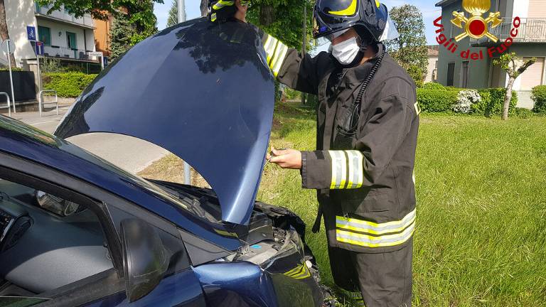 Forlì, incidente sulla via Lughese: intervengono i Vigili del Fuoco Forlì, incidente sulla via Lughese: intervengono i Vigili del Fuoco