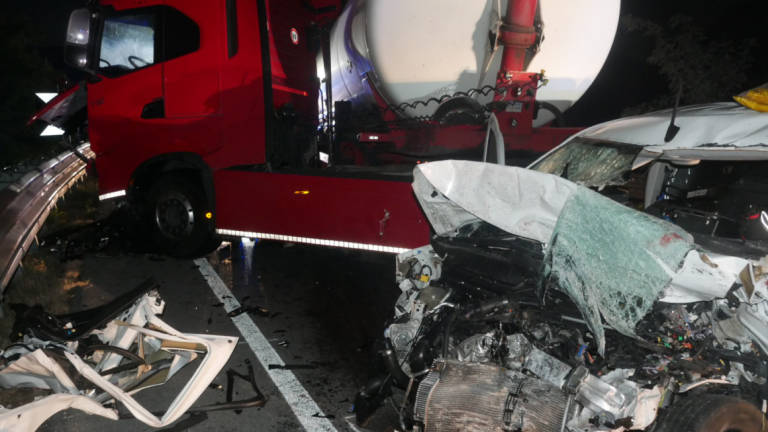 Ravenna. Frontale sulla Romea contro un camion di cereali: muore a 41 anni Ravenna. Frontale sulla Romea contro un camion di cereali: muore a 41 anni