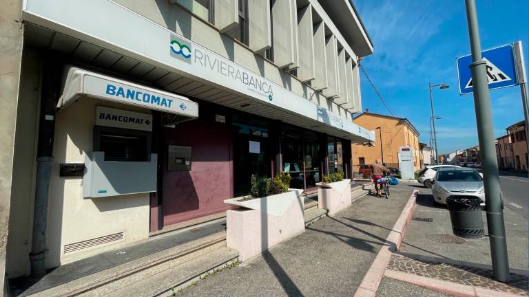 Ladri forzano di notte la porta della banca a Macerone di Cesena e portano via soldi Ladri forzano di notte la porta della banca a Macerone di Cesena e portano via soldi
