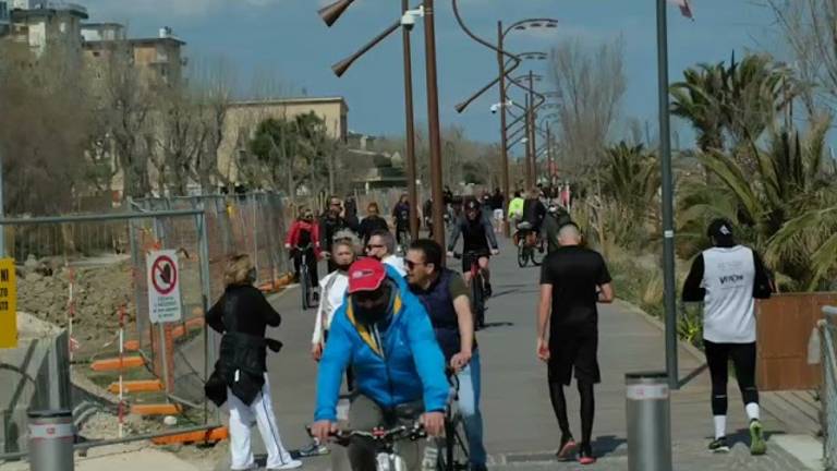 Zona rossa, tutti a spasso tra spiaggia e parchi di Rimini Zona rossa, tutti a spasso tra spiaggia e parchi di Rimini
